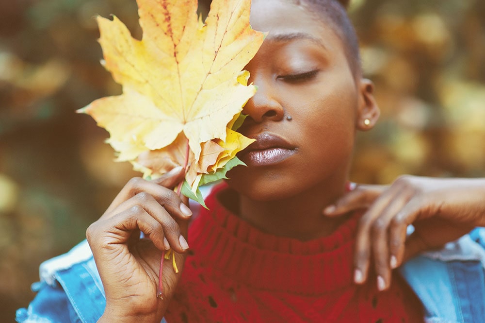 Photo décorative : portrait photographique d'une femme tenant une feuille près de son visage